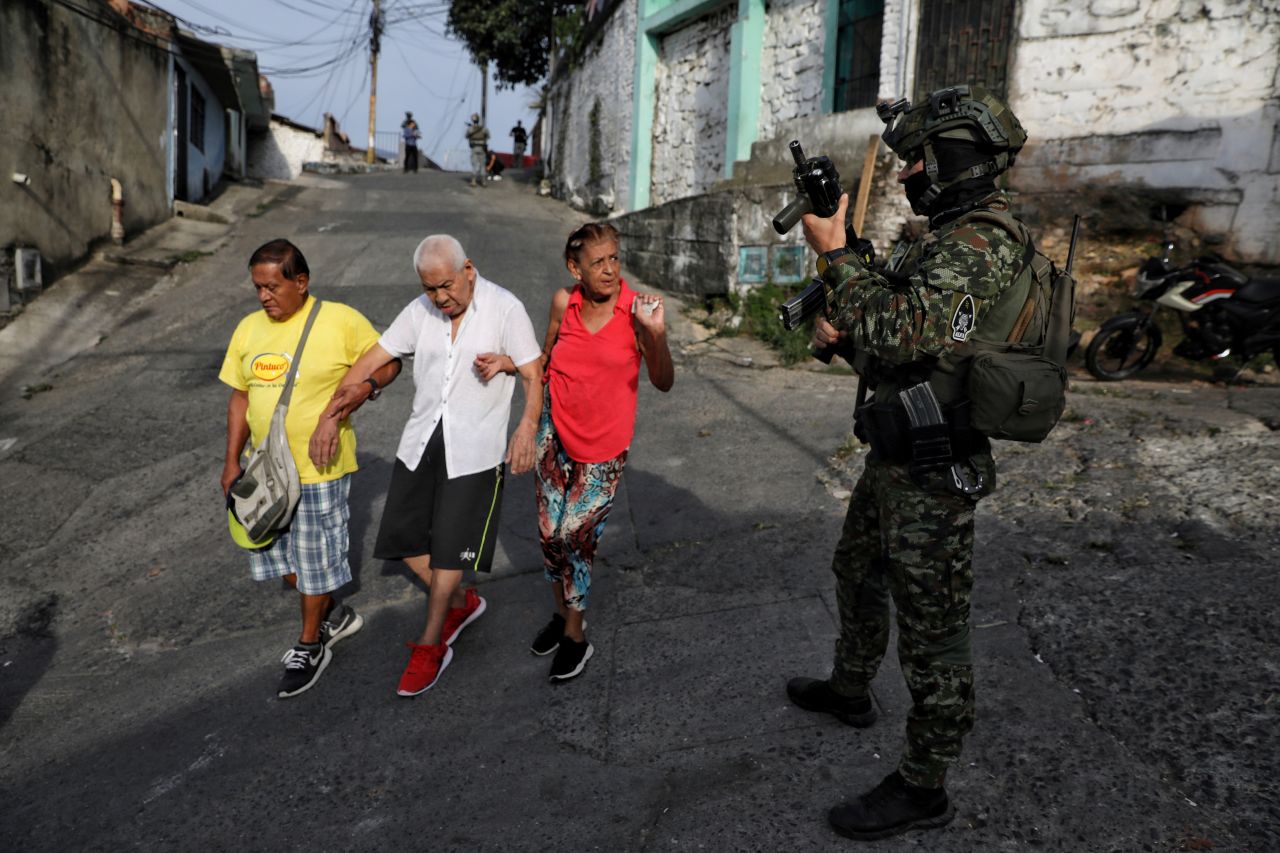 <p>Жители минават покрай войник, патрулиращ квартал Силое в Кали, Колумбия, на 11 септември 2025 г.</p>