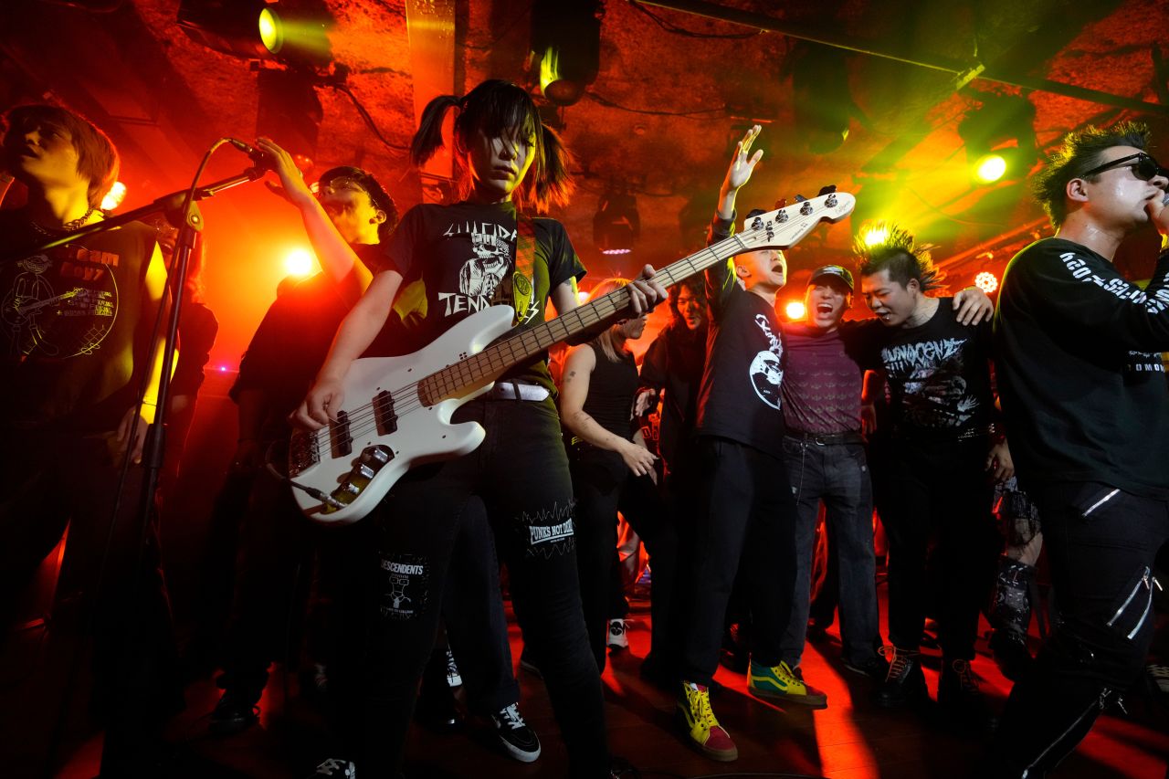 <p>Фенове се присъединяват към китайската пънк рок група Gum Bleed по време на музикален фестивал в Ханджоу, Китай, 17 януари 2025 г.&nbsp;</p>