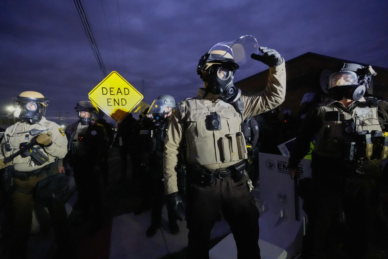 <p>Служители на реда се сблъскват с протестиращи пред съоръжение за обработка на ICE в предградието на Чикаго Броудвю, Илинойс, на 1 ноември 2025 г.&nbsp;</p>