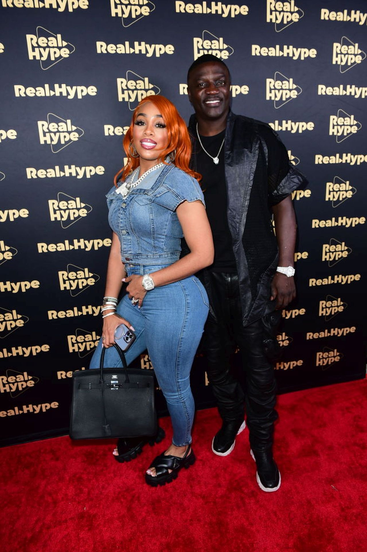 <p><strong>Акон и Томека Тиам</strong></p>

<p>Акон и Томека Тиам са се разделили след 28 години брак. Тиам е подала молба за развод, позовавайки се на непреодолими различия, според документи, получени от TMZ. Музикантът практикува полигамия и има други жени, които нарича свои съпруги, въпреки че Тиам е единствената законно призната. Двамата се ожениха през 1996 г. и имат 17-годишно дете.</p>