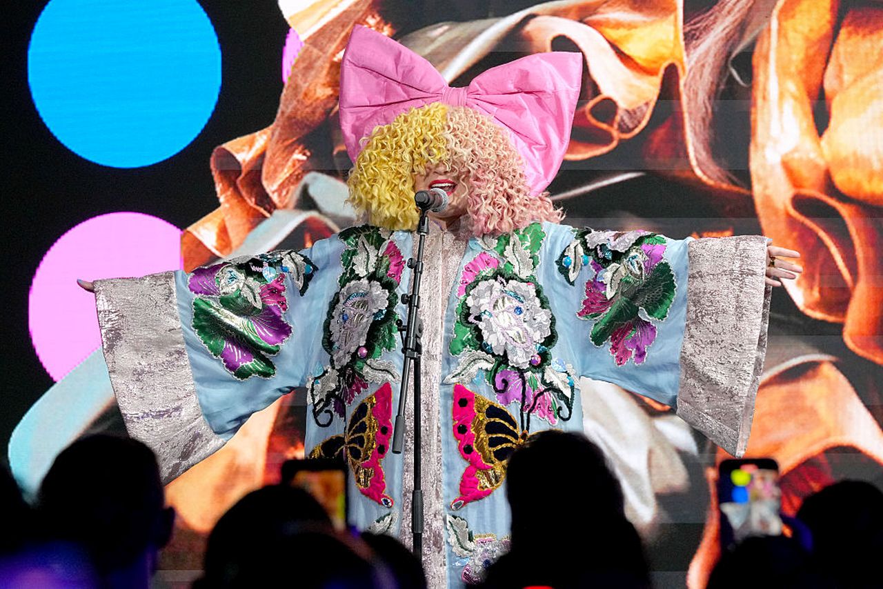 <p><strong>Сия и Дан Бернард</strong>- Сия е подала молба за развод със съпруга си Дан Бернард след две години брак. Документи, получени от Page Six на 19 март, разкриват, че двойката е посрещнала бебе на име Somersault Wonder през март 2024 г. Австралийската поп звезда, която се омъжи за Бернард през декември 2022 г., е посочила непримирими различия като причина за раздялата и е отбелязала 18 март 2025 г. като дата на разделяне. Сия е поискала пълно законно и физическо попечителство над детето, като е заявила, че Бернард трябва да има право на посещения. Тя също така е поискала съдът да прекрати правото му на съпружеска издръжка.</p>