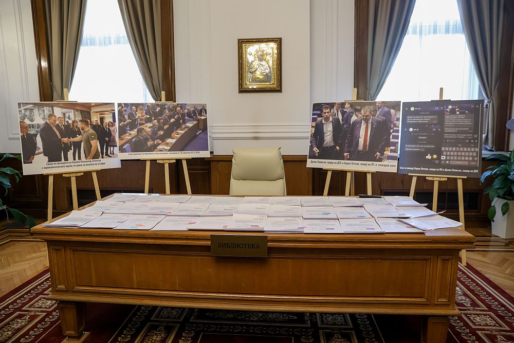 <p>Делян Пеевски представи "Музей на сглобката" в Народното събрание.</p>