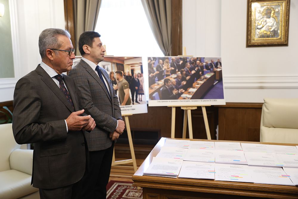 <p>Делян Пеевски представи "Музей на сглобката" в Народното събрание.</p>