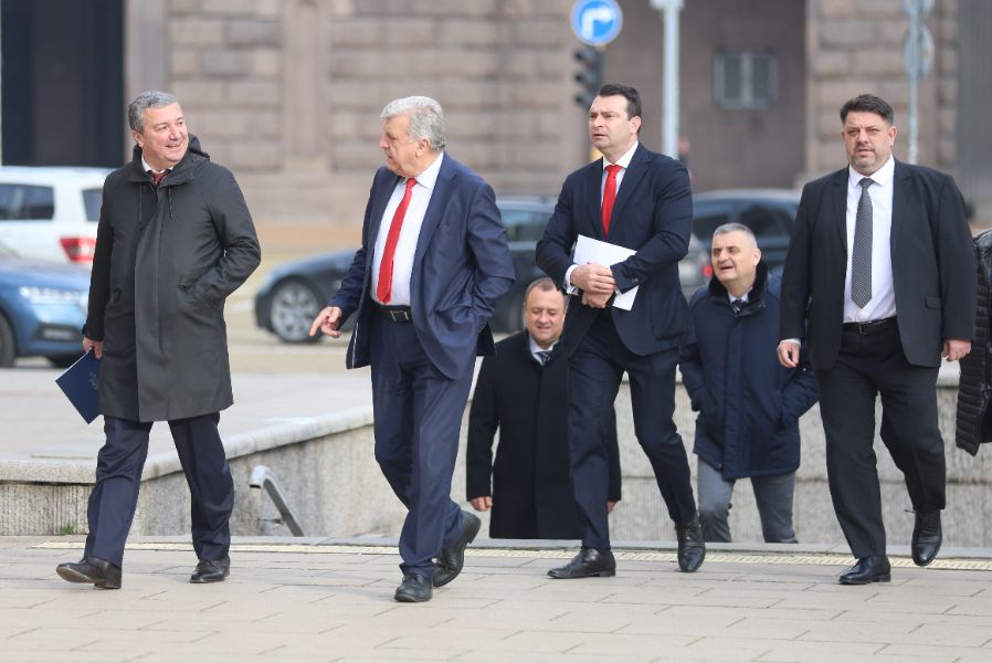 <p>"БСП-Обединена левица" на консултации с Румен Радев на "Дондуков" 2</p>