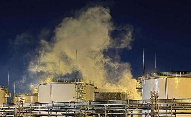 Украйна удари руска рафинерия и петролен склад в Ростовска област