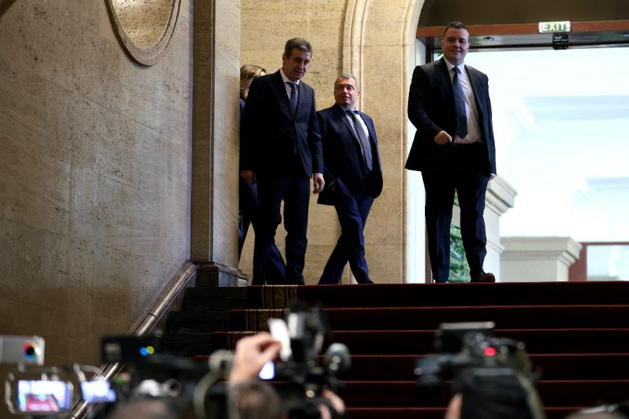 <p>"Има такъв народ" след края на консултациите.</p>