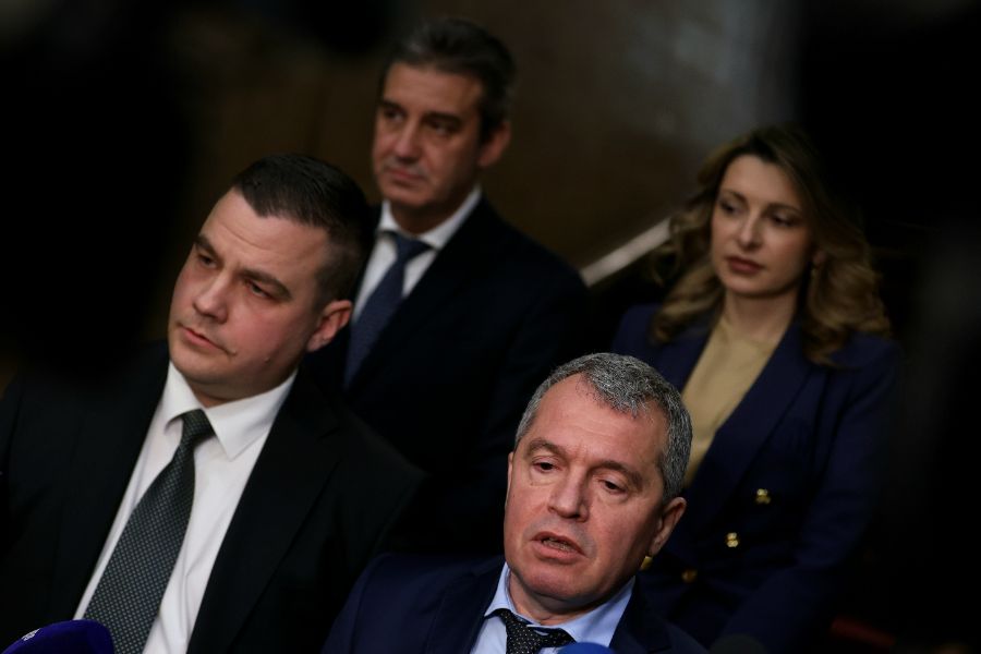 <p>"Има такъв народ" след края на консултациите.</p>