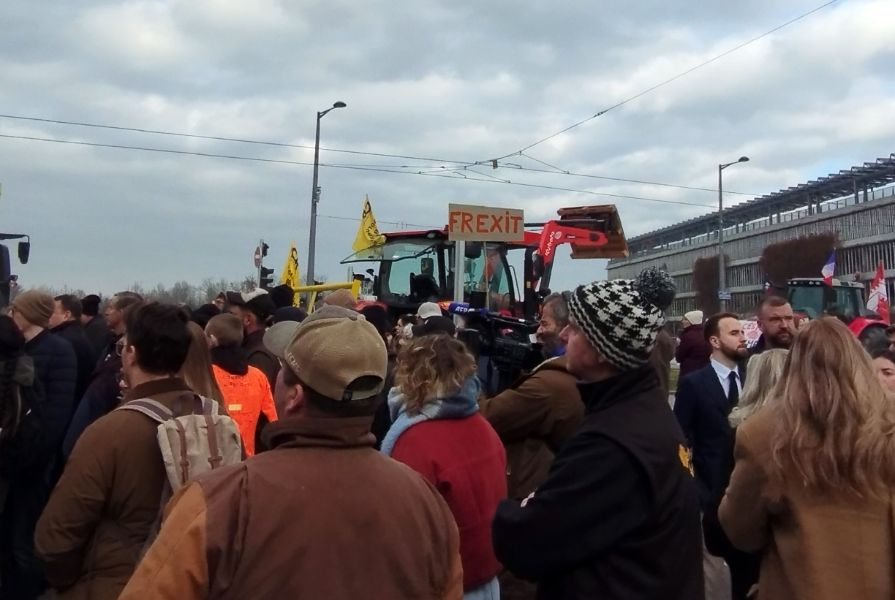 <p>Френски земеделци блокираха днес подстъпите на Европейския парламент (ЕП) във френския град Страсбург в знак на протест срещу планираното споразумение за свободна търговия между Европейския съюз и южноамериканската организация Меркосур, включваща Бразилия, Аржентина, Уругвай и Парагвай.</p>