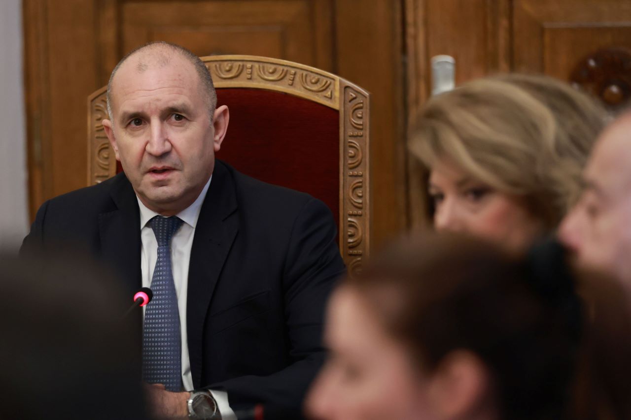 <p>АПС на консултации на "Дондуков" 2 преди връчването на мандатите.</p>