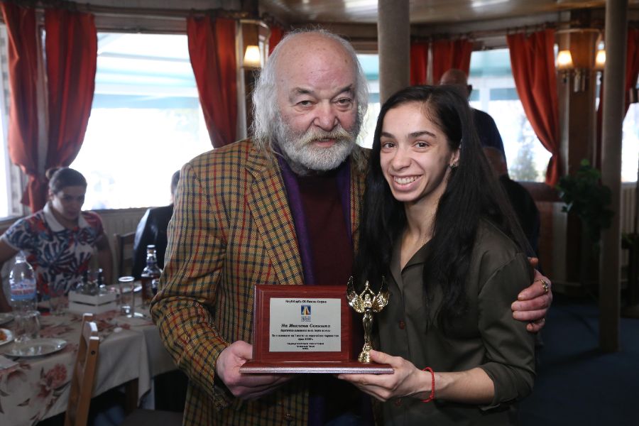 <p>Следите на Боян Радев...</p>