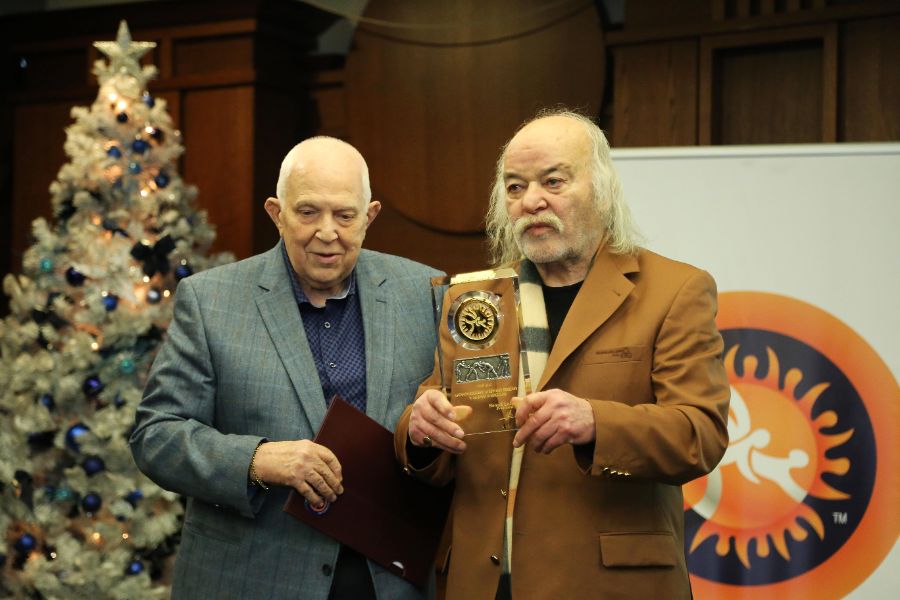 <p>Следите на Боян Радев...</p>