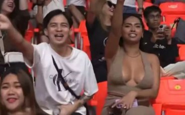 Дрехите не удържаха бюста на гореща фенка (видео 18+)