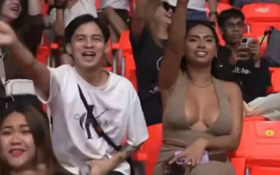 Дрехите не удържаха бюста на гореща фенка (видео 18+)