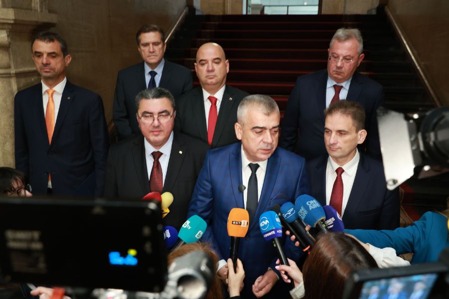 <p>След консултациите - АПС подкрепя машинния вот.</p>