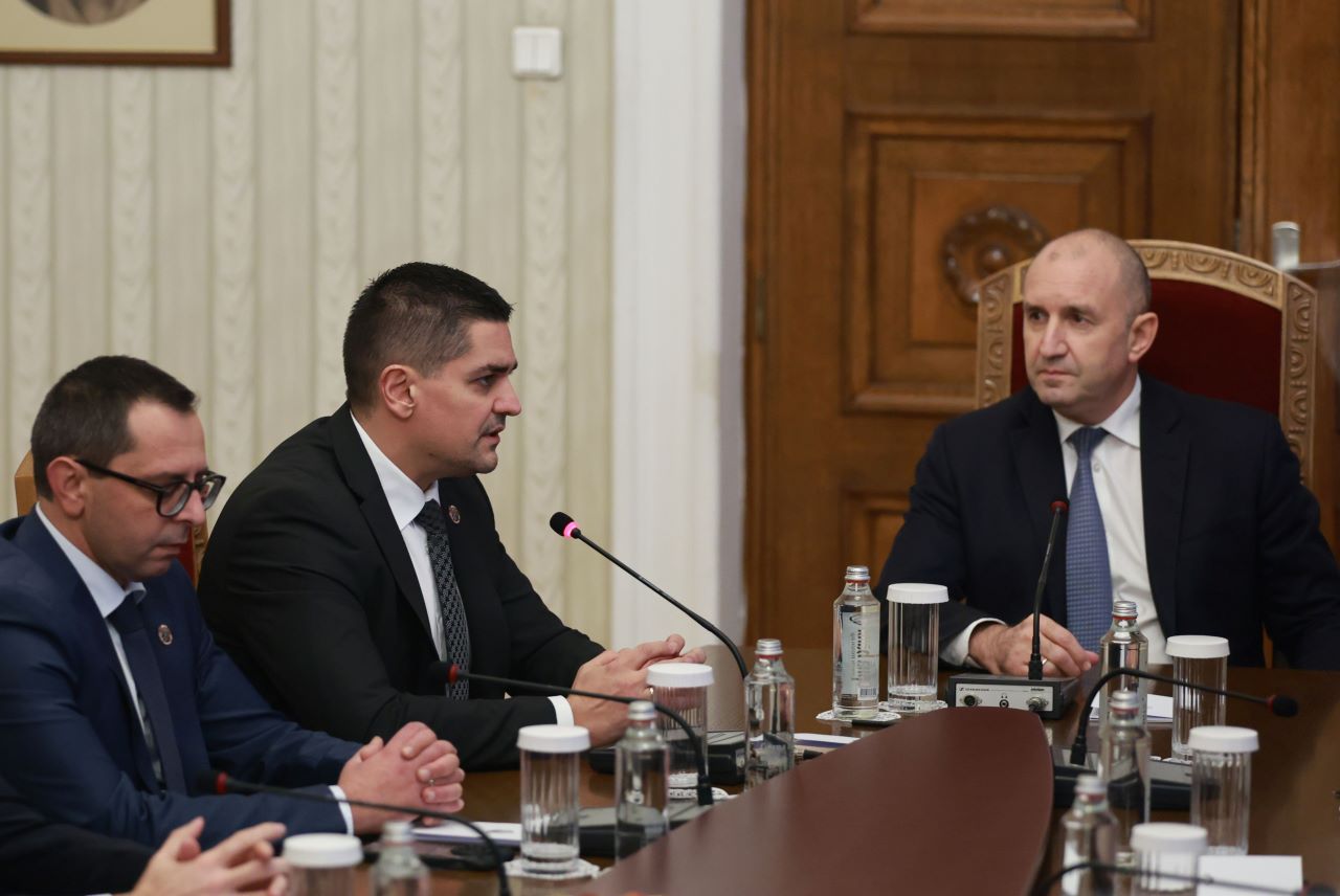 <p>"Морал, единство, чест" на консултации при президента Румен Радев.</p>