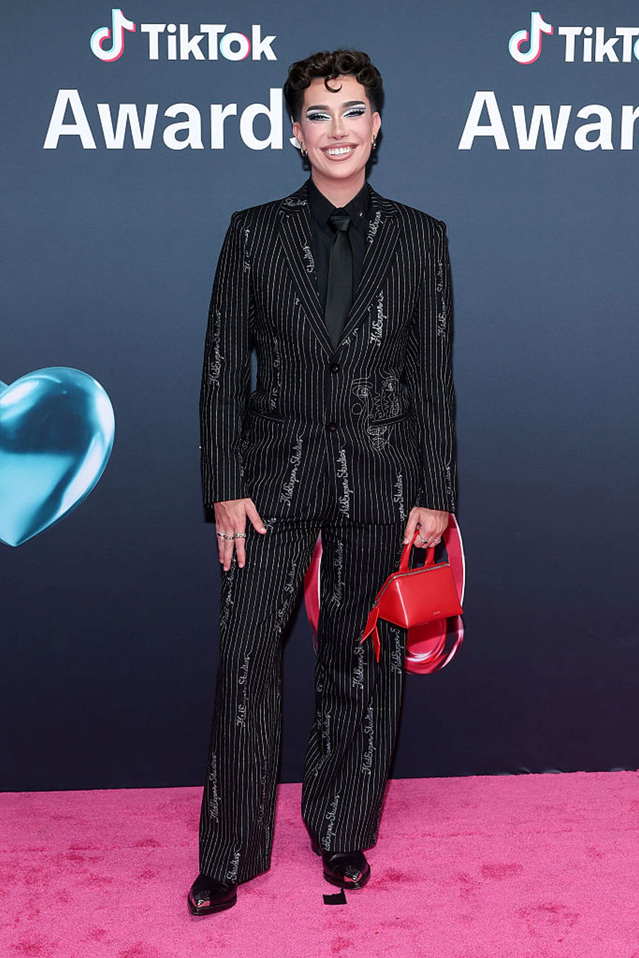 <p>Джеймс Чарлс</p>