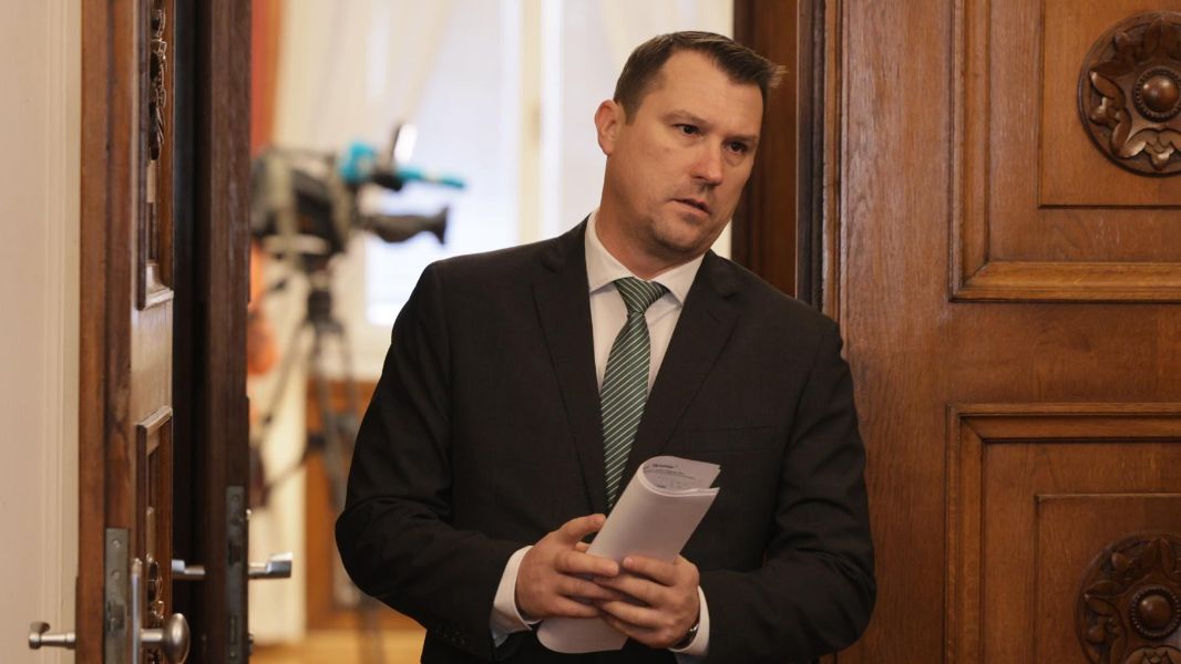 Последен кръг от консултации - "Величие" разговаря с президента Радев.