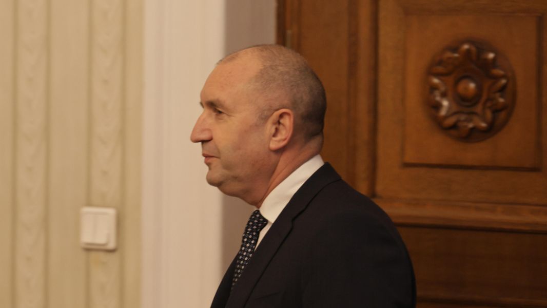 Последен кръг от консултации - "Величие" разговаря с президента Радев.