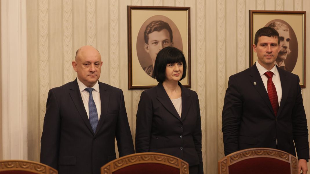 Последен кръг от консултации - "Величие" разговаря с президента Радев.