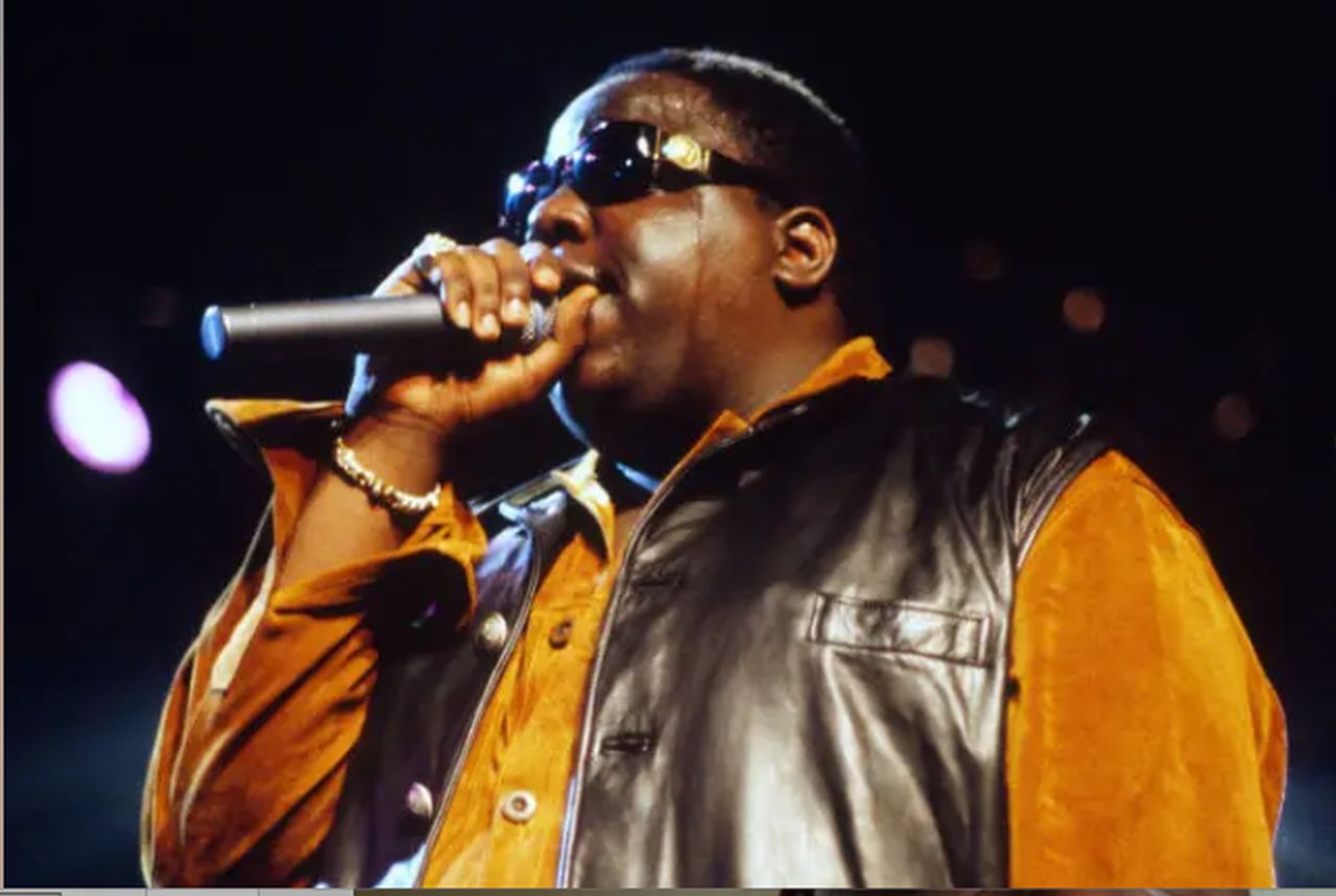 <p><strong>The Notorious BIG (9 март 1997 г.)</strong>- Кристофър Уолъс, познат като The Notorious BIG, е убит при стрелба от кола в Лос Анджелис на 24-годишна възраст, само шест месеца след смъртта на Тупак. Неговото убийство също остава неразкрито и се превръща в сюрреалистичен момент, който завинаги бележи епохата, когато най-големите звезди на хип-хопа бяха изгубени вследствие на реално улично насилие.&nbsp;</p>