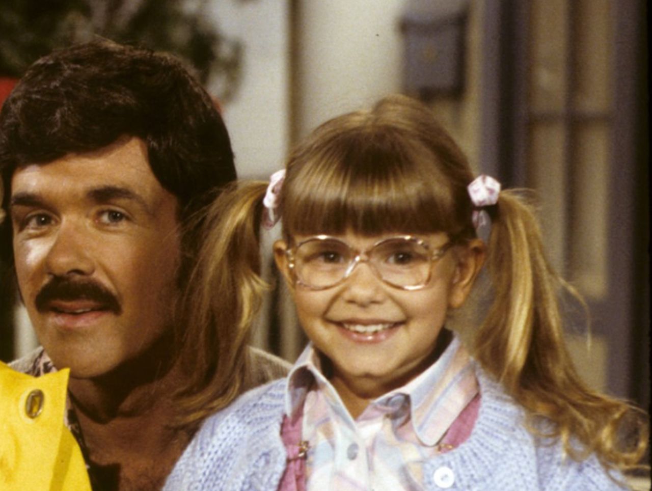 <p><strong>Джудит Барси (28 юли 1988 г.)</strong>- Джудит Барси е 10-годишна актриса, известна с участието си във филмите &bdquo;Земята преди време&ldquo; и &bdquo;Всички кучета отиват в рая&ldquo;. Тя и майка ѝ Мария са убити от баща ѝ Йожеф Барси, който след това се самоубива. Преди трагедията е имало ясни предупредителни знаци, а дори е било започнато разследване от службите за закрила на детето. Самата Джудит е споделяла с приятели, че се страхува да се прибере у дома, защото баща ѝ искал да убие майка ѝ. Случаят остава още един трагичен пример за това как домашното насилие и малтретирането на деца могат да останат незабелязани от системата.</p>