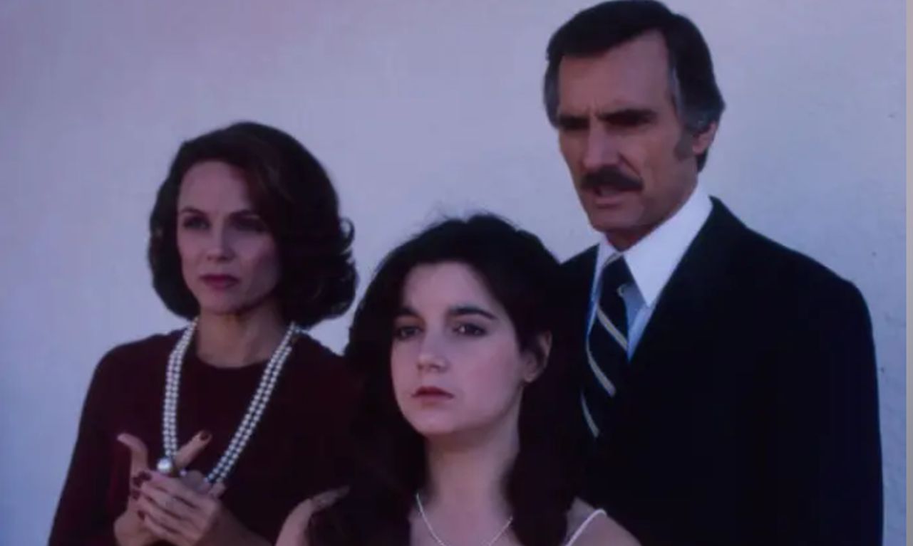 <p><strong>Доминик Дън (30 октомври 1982 г.)-&nbsp;</strong>Доминик Дън, позната с ролята си на Дейна Фрийлинг в &bdquo;Полтъргайст&ldquo;, е само на 22 години, когато е удушена от бившия си приятел Джон Томас Суини пред дома си в Западен Холивуд. Смъртта ѝ предизвиква рядък и неудобен за времето си разговор за домашното насилие в Холивуд. Съдебните заседатели оправдават Суини по обвинение за убийство втора степен, но го признават за виновен по по-лекото обвинение за умишлено убийство. Той е осъден на едва шест години затвор. Леката присъда остава показателен пример за това как насилието срещу жените често е било омаловажавано от правосъдната система.</p>