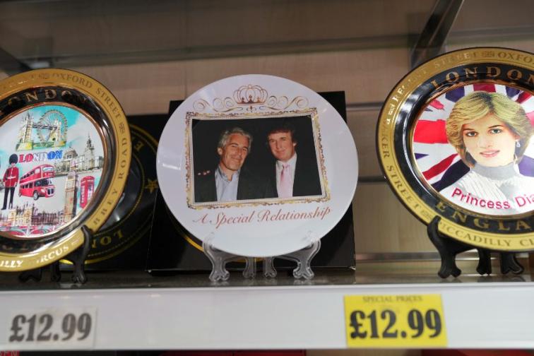 Започнаха да публикуват досиетата за Епстийн в САЩ