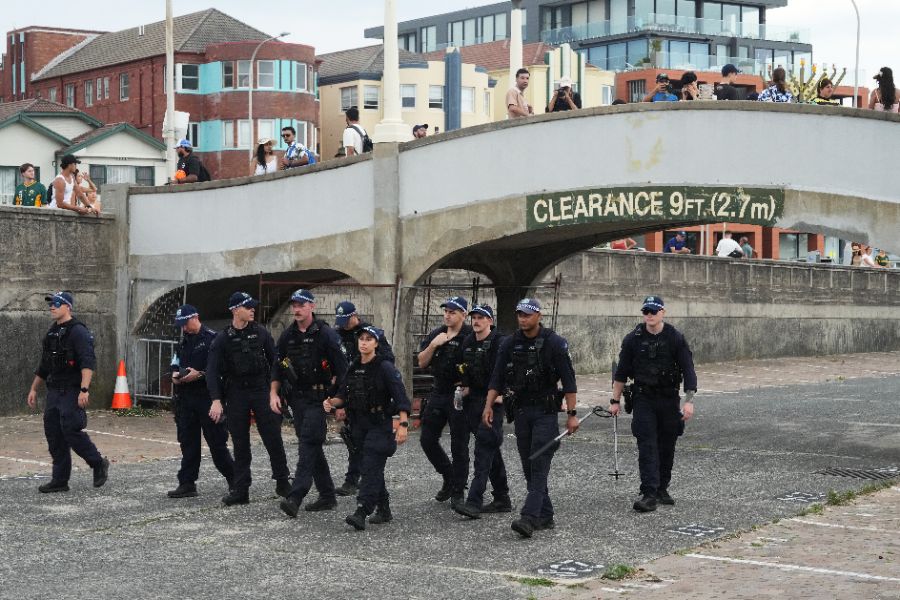 <p>Австралия почита паметта на жертвите при терористичната атака на плажа Бондай в Сидни по време на събитие по случай началото на еврейския празник Ханука преди една седмица, предаде Ройтерс.</p>