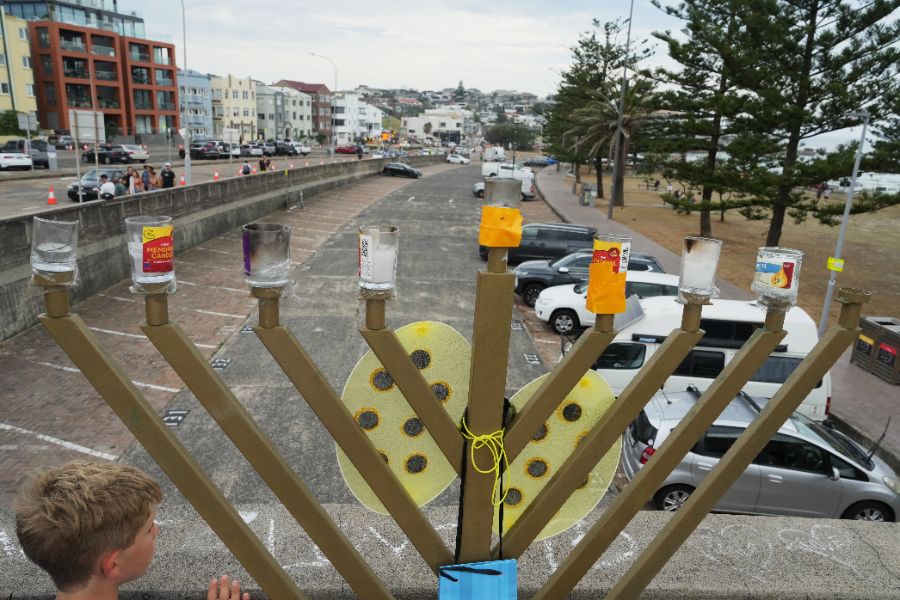 <p>Австралия почита паметта на жертвите при терористичната атака на плажа Бондай в Сидни по време на събитие по случай началото на еврейския празник Ханука преди една седмица, предаде Ройтерс.</p>