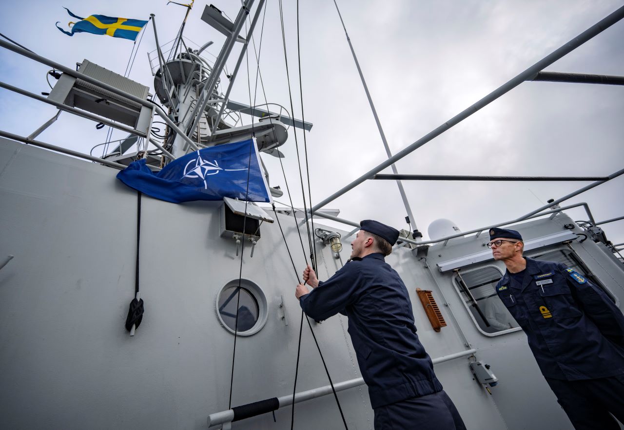 Шведски митничари проверяват санкциониран от ЕС руски кораб