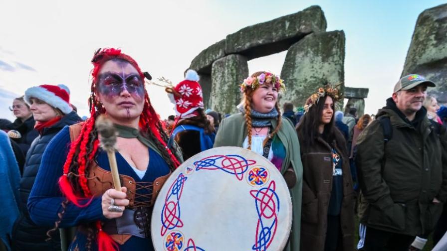 Хиляди хора се събраха край Стоунхендж за...