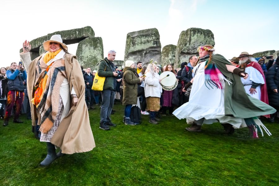 <p>Хиляди хора се събраха край Стоунхендж за зимното слънцестоене.</p>