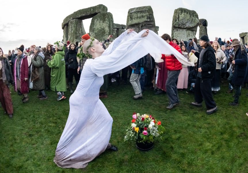 <p>Хиляди хора се събраха край Стоунхендж за зимното слънцестоене.</p>
