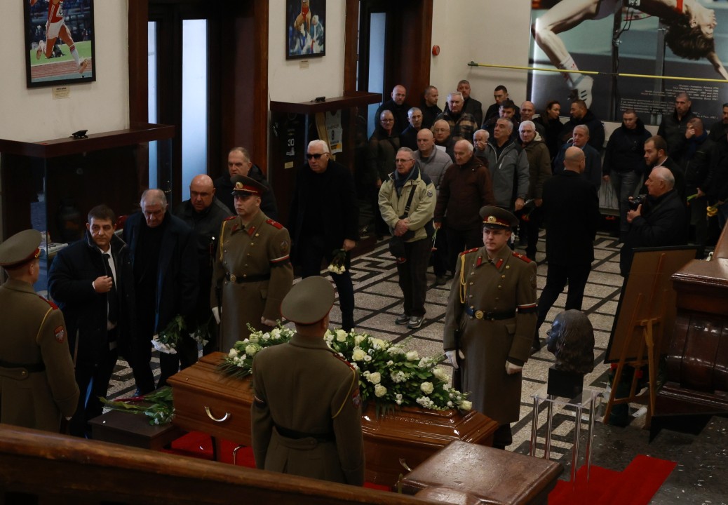 <p>Стотици се сбогуваха за последно с великия ни спортист, колекционер и дарител Боян Радев. На поклонението пред тленните останки на първия ни двукратен олимпийски шампион на Националния стадион дойдоха редица спортисти, деятели и хора от елита.</p>