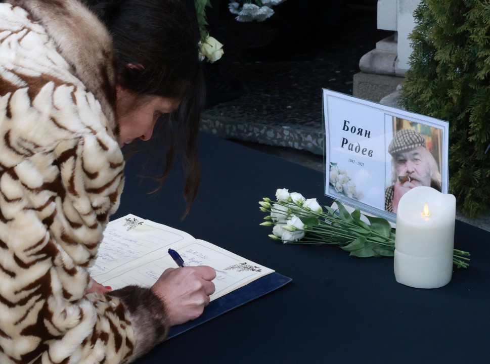 <p>Стотици се сбогуваха за последно с великия ни спортист, колекционер и дарител Боян Радев. На поклонението пред тленните останки на първия ни двукратен олимпийски шампион на Националния стадион дойдоха редица спортисти, деятели и хора от елита.</p>