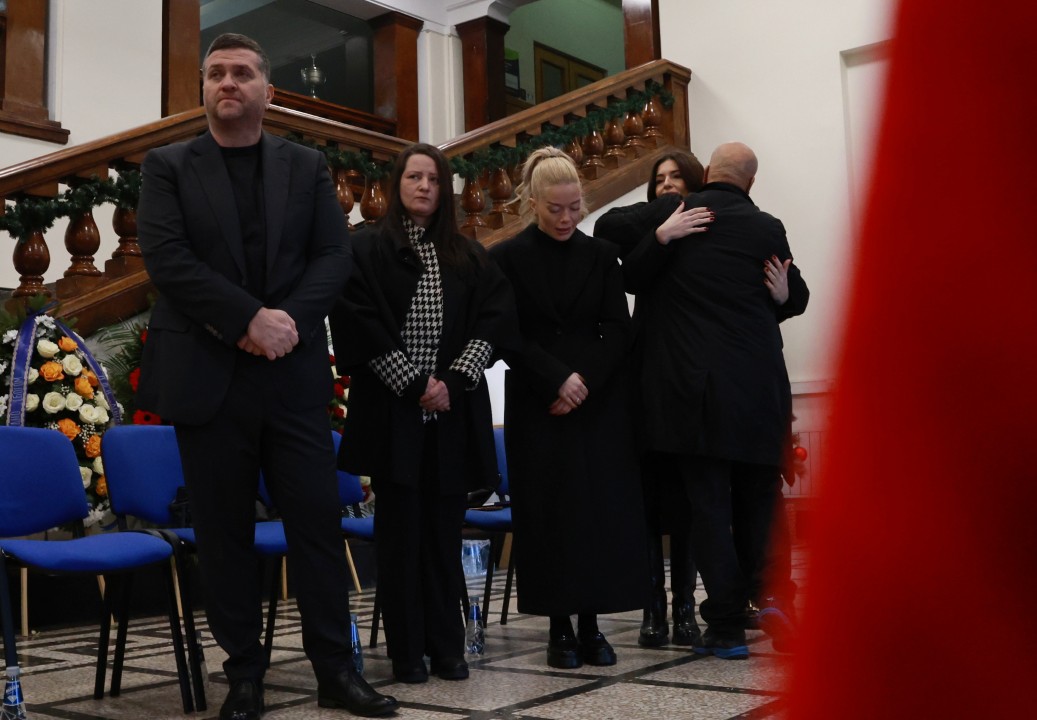 <p>Стотици се сбогуваха за последно с великия ни спортист, колекционер и дарител Боян Радев. На поклонението пред тленните останки на първия ни двукратен олимпийски шампион на Националния стадион дойдоха редица спортисти, деятели и хора от елита.</p>