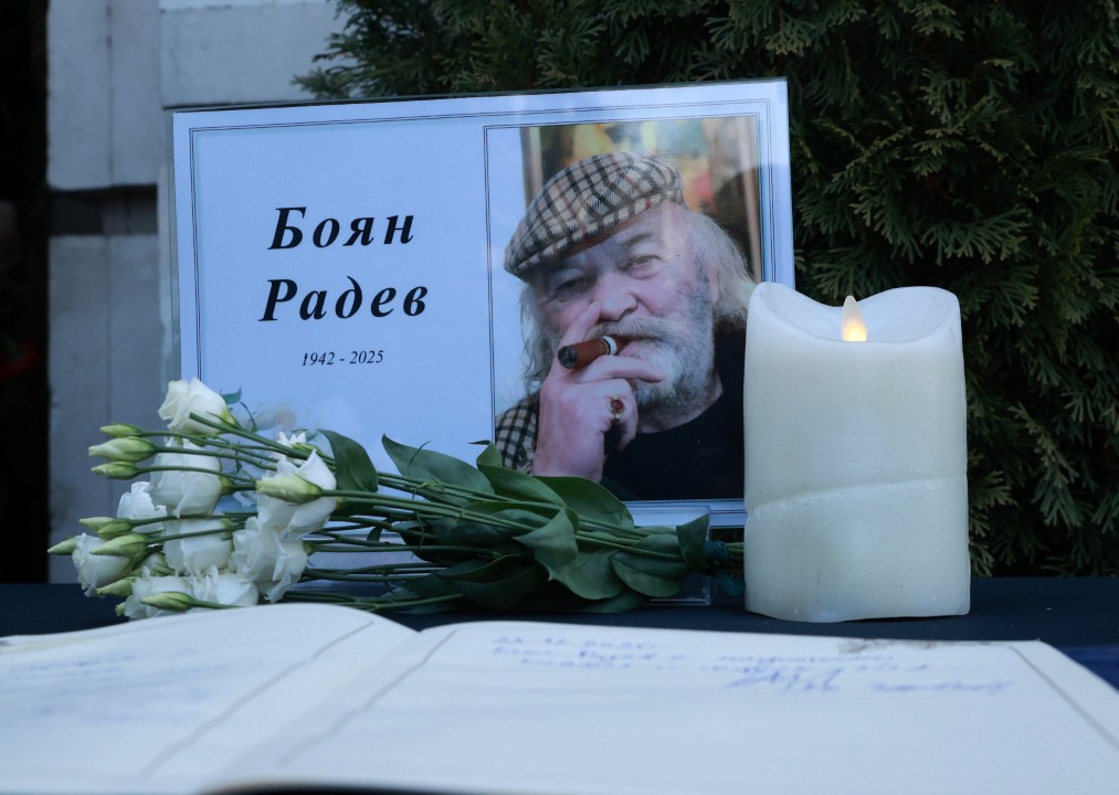 <p>Стотици се сбогуваха за последно с великия ни спортист, колекционер и дарител Боян Радев. На поклонението пред тленните останки на първия ни двукратен олимпийски шампион на Националния стадион дойдоха редица спортисти, деятели и хора от елита.</p>