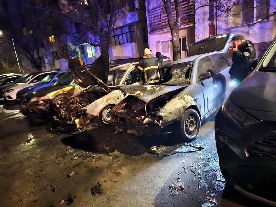 Автомобили изгоряха при пожар в Русе (СНИМКИ)