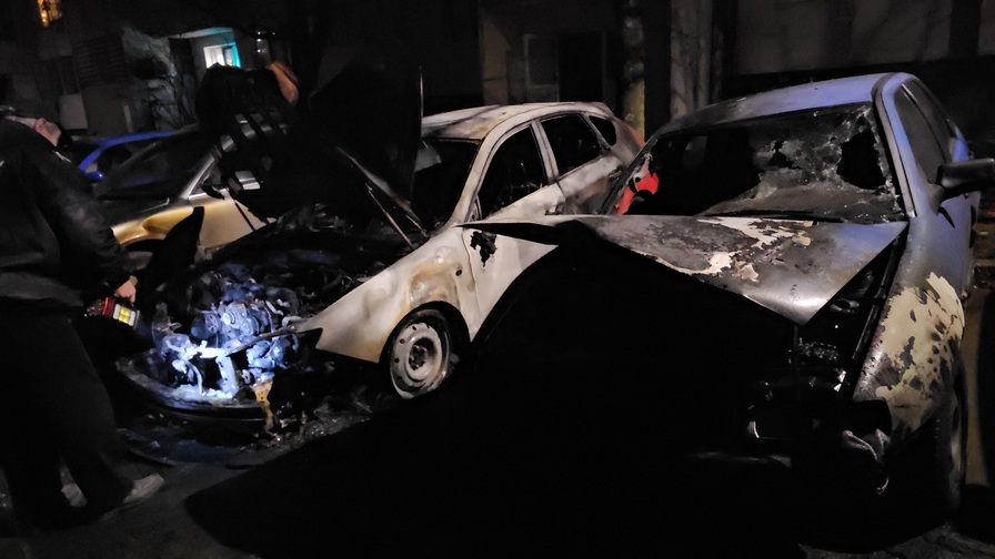 <p>Причините за случилото се се изясняват, а собствениците на колите заявиха, че до следобедните часове на 23 декември автомобилите са били в изправност</p>