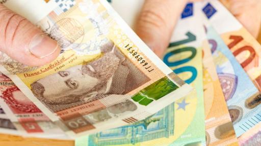 <p>Мистерията на &bdquo;скритите&ldquo; пари: Липсват 6 милиарда лв.</p>