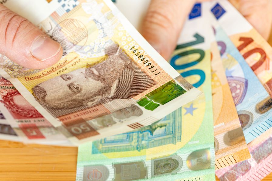 Проучване на ЕЦБ: Преходът от лева към еврото в България има ограничено въздействие върху цените