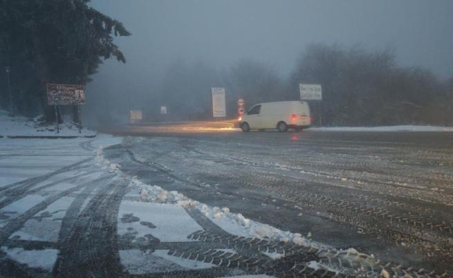 Ситен сняг и мъгла затрудняват движението по прохода 