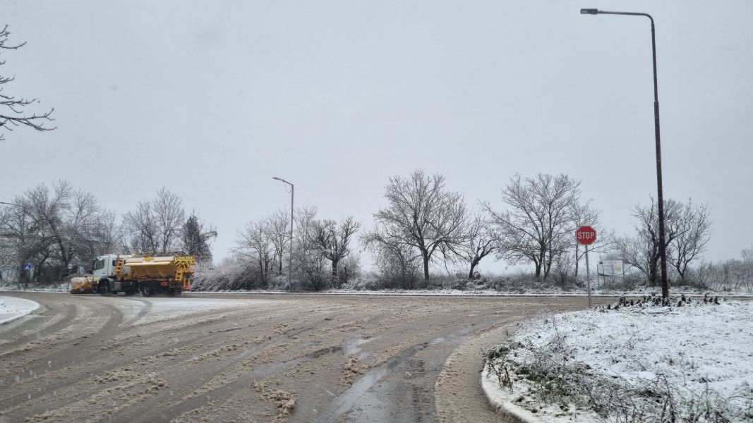 <p>Коледен сняг покри части от България - гледки от празничния ден</p>