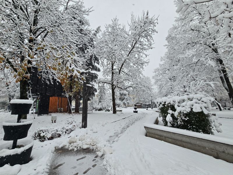 <p>Коледен сняг покри части от България - гледки от празничния ден</p>