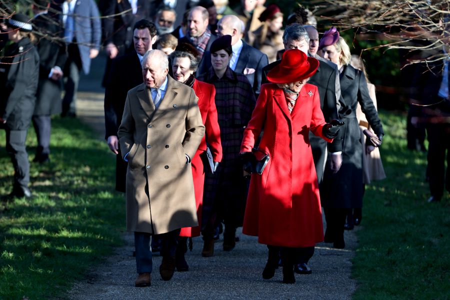 <p>Крал Чарлз Трети заведе семейството си на църква пеша.</p>