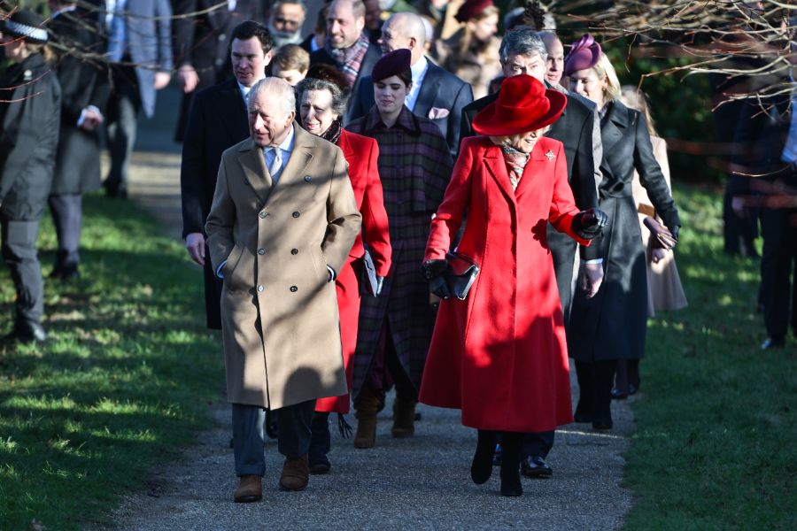 <p>Крал Чарлз Трети заведе семейството си на църква пеша.</p>