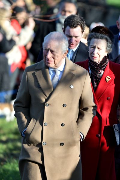 <p>Крал Чарлз Трети заведе семейството си на църква пеша.</p>