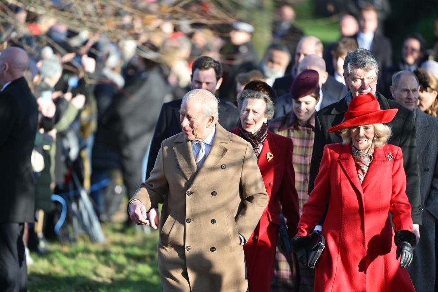 <p>Крал Чарлз Трети заведе семейството си на църква пеша.</p>