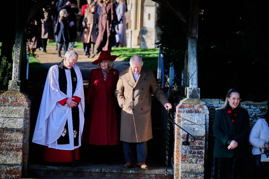 <p>Крал Чарлз Трети заведе семейството си на църква пеша.</p>