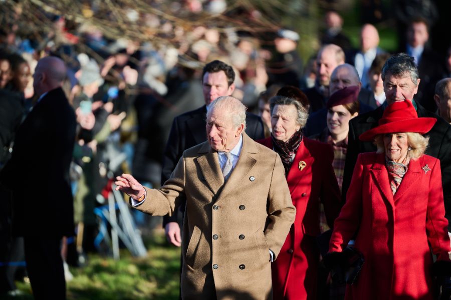 <p>Крал Чарлз Трети заведе семейството си на църква пеша.</p>